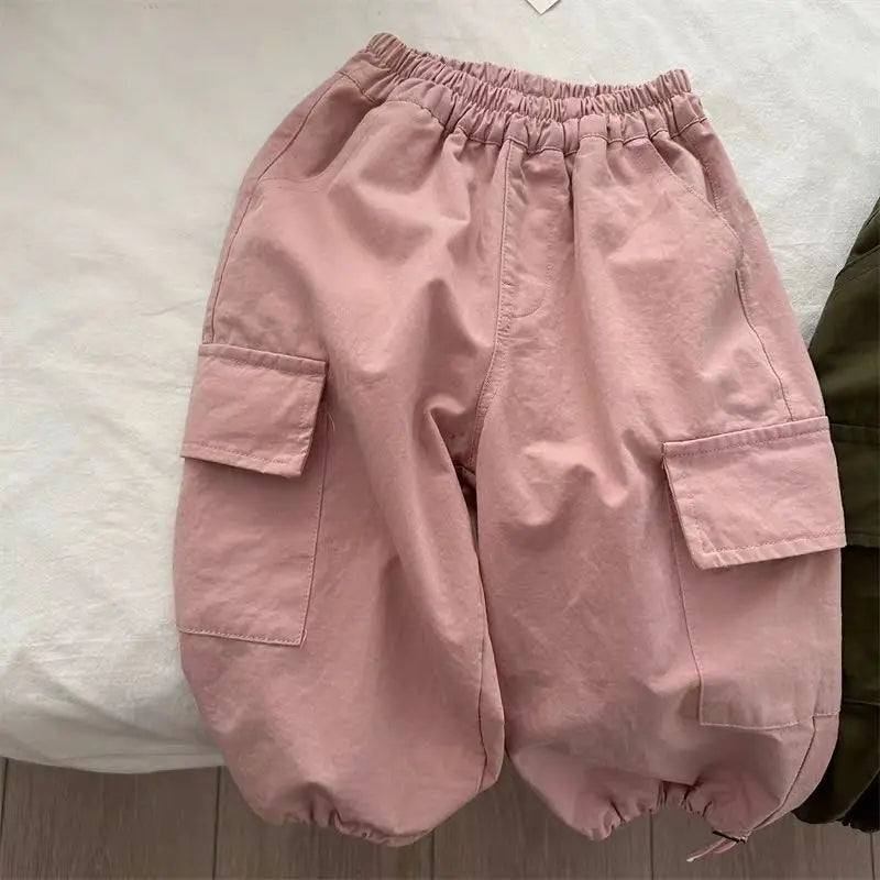 Pantaloni cargo di una bambina di 10 anni