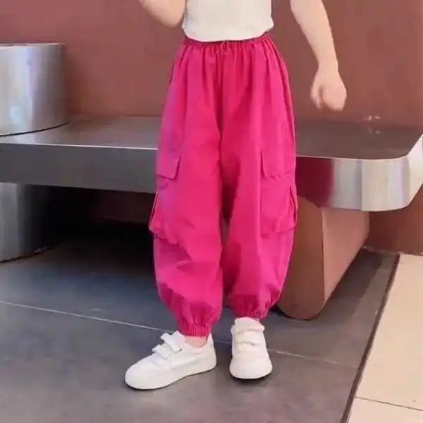 Pantaloni cargo di una bambina di 10 anni