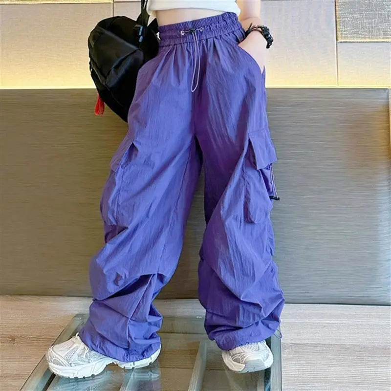Pantaloni cargo di una bambina di 10 anni