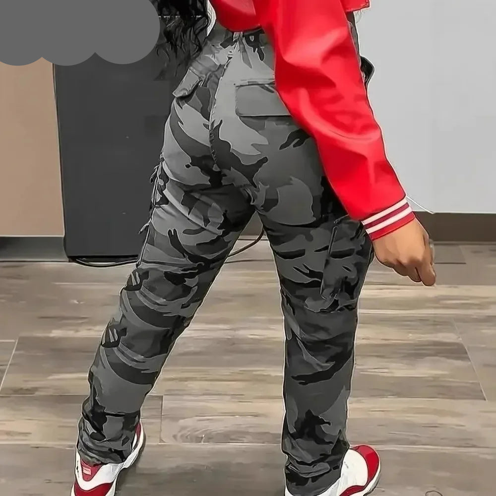 Pantaloni cargo a vita alta da donna vista posteriore.