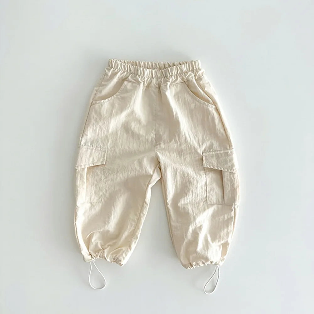 Pantaloni cargo da bambino colore beige chiaro