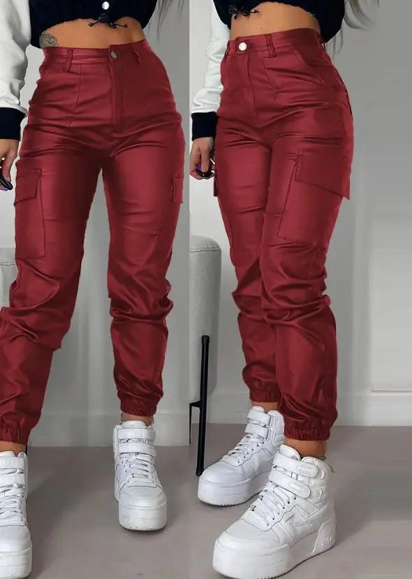 Pantaloni cargo da donna in finta pelle colore rosso