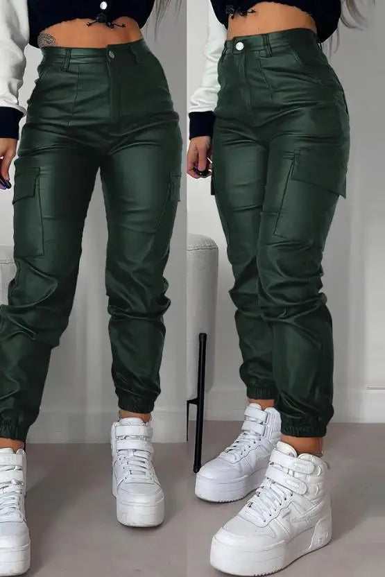 Pantaloni cargo da donna in finta pelle colore verde