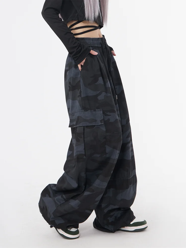 Pantaloni  cargo donna aderenti vista laterale