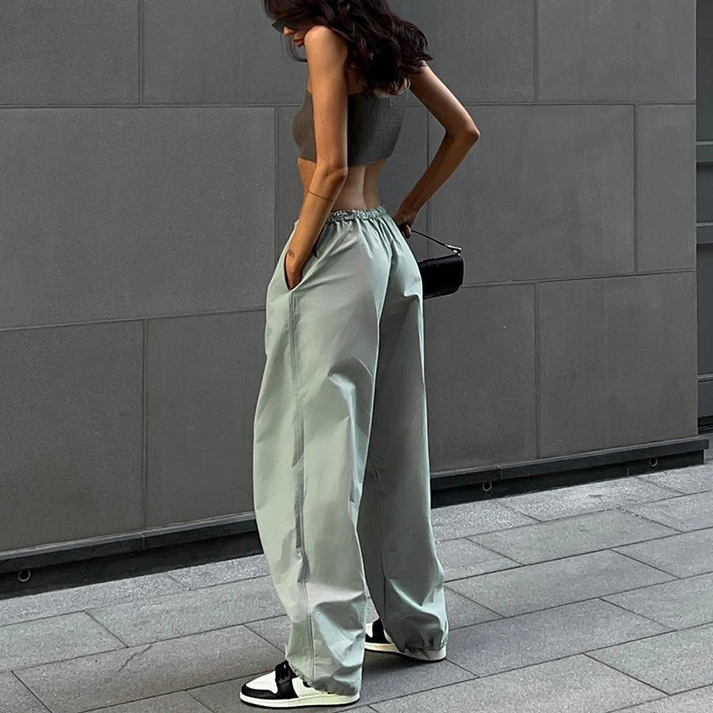 Pantaloni cargo donna estivi verde chiaro vista laterale