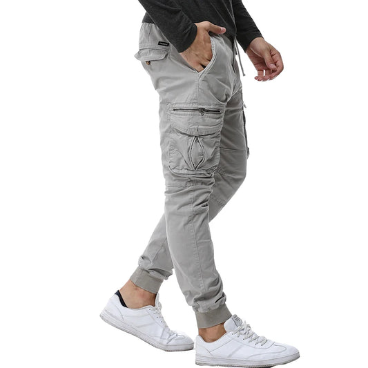 Pantaloni cargo grigi da uomo vista laterale