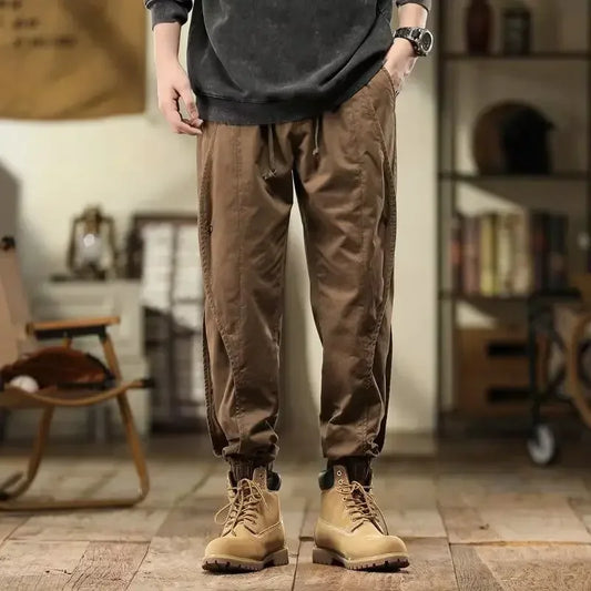 Pantaloni cargo marroni da uomo vista frontale