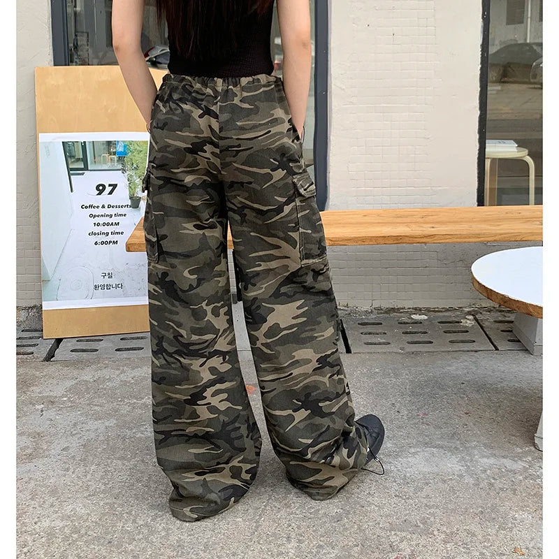 Pantaloni cargo mimetici da donna vista posteriore