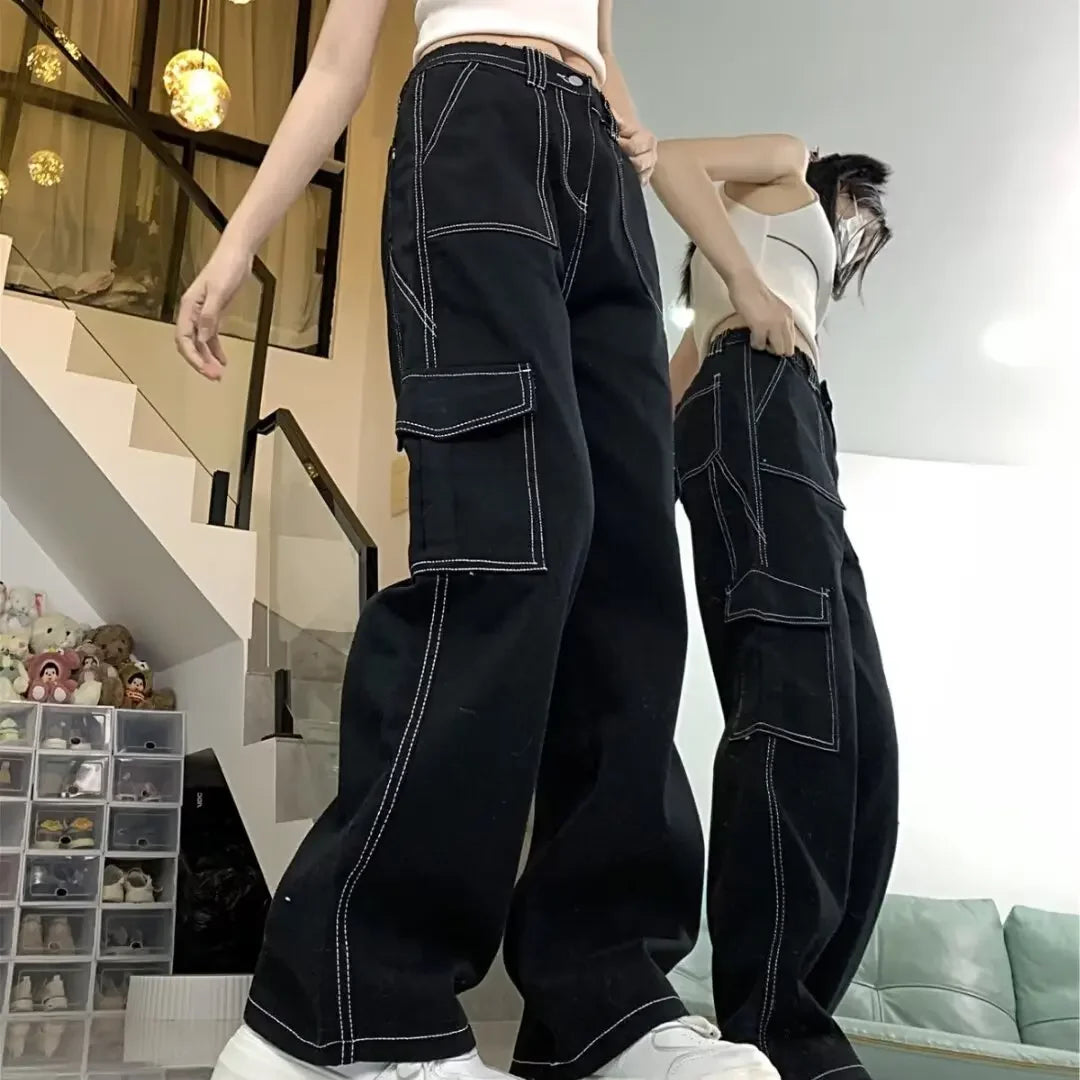 Pantaloni cargo neri con cuciture bianches