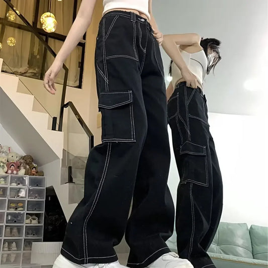 Pantaloni cargo neri con cuciture bianches