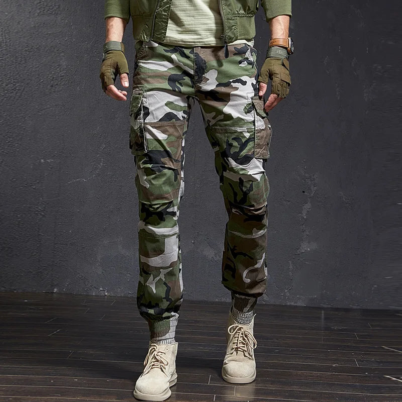 Pantaloni cargo slim-fit da uomo colore camouflage grigio