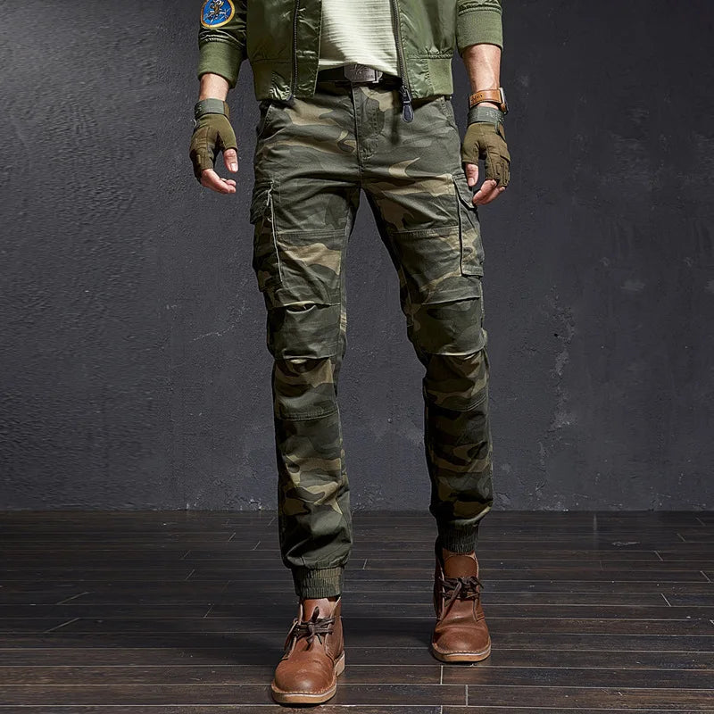 Pantaloni cargo slim-fit da uomo colore camouflage verde