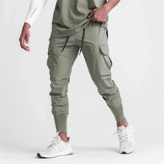 Pantaloni cargo stretti in fondo