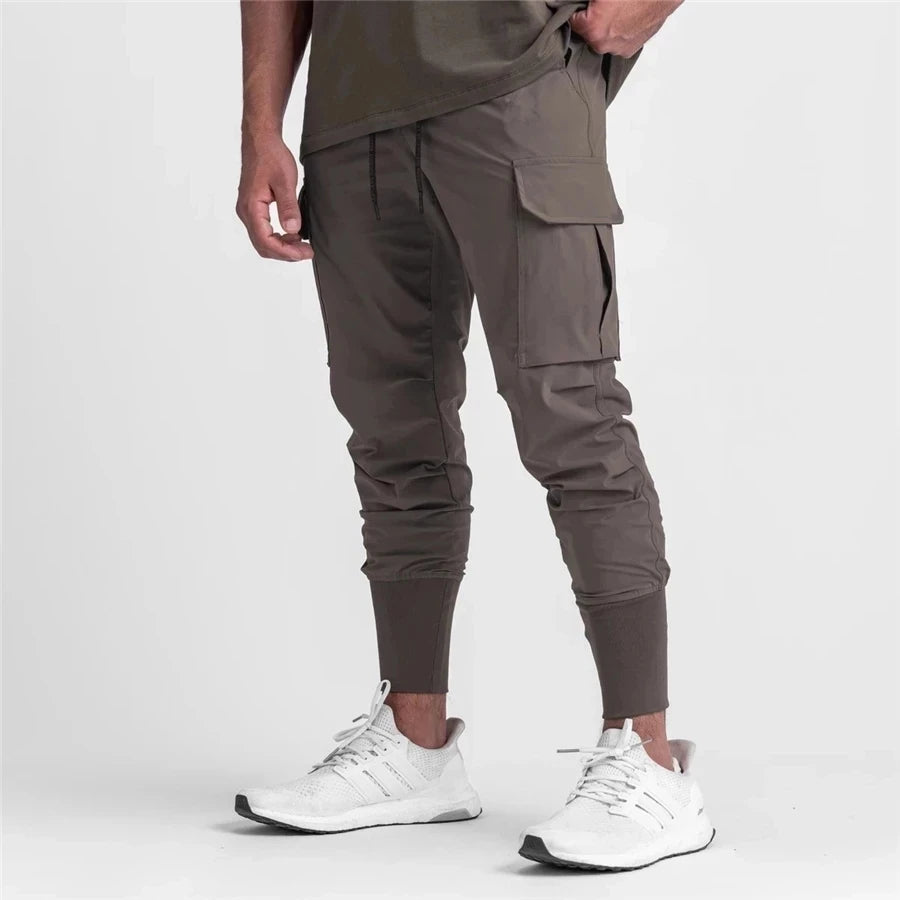 Pantaloni cargo stretti in fondo caffè