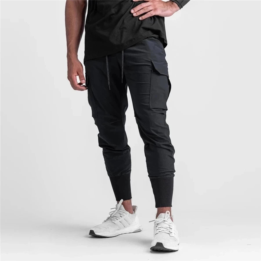 Pantaloni cargo stretti in fondo nero