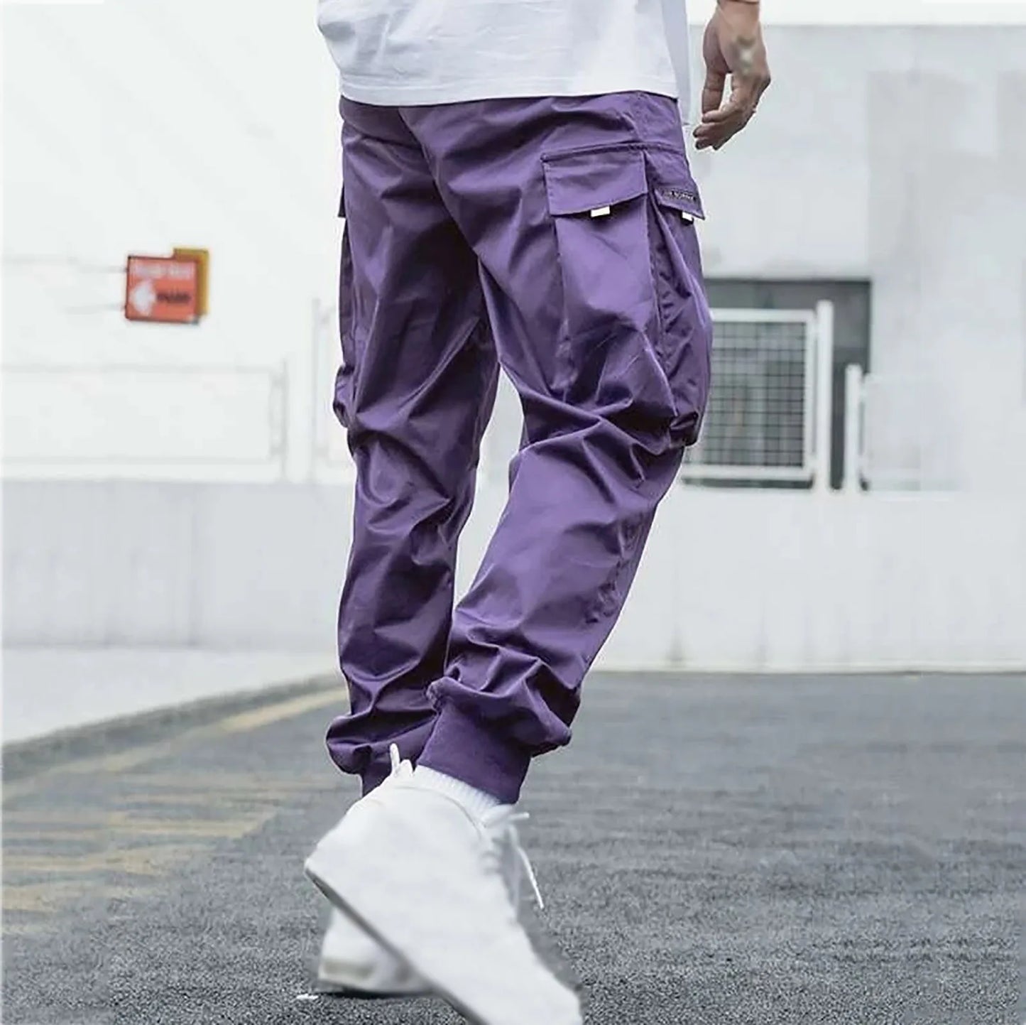 Pantaloni cargo viola uomo vista posteriore