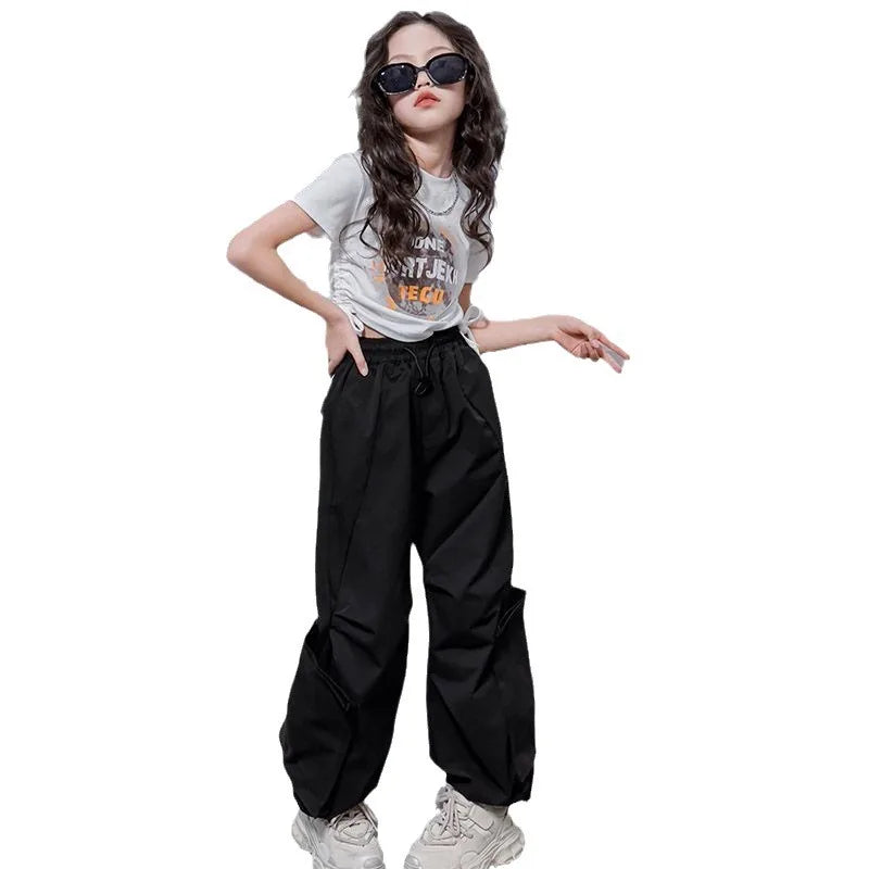 Pantaloni cargo di una bambina di 10 anni